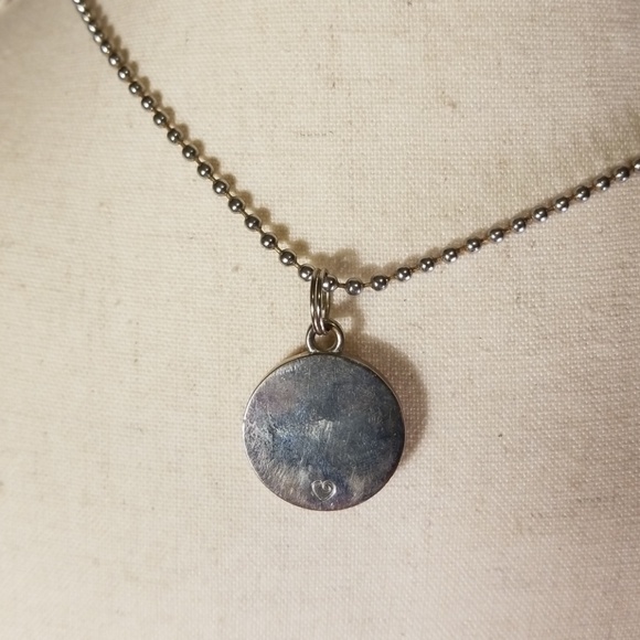 Necklace with a capitol E - Picture 5 of 5